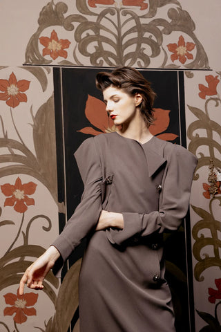 Rochie midi dreaptă de seară cu umeri sculptați – Taupe
