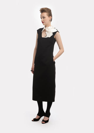 Rochie modernă tip sheath cu guler decorativ – Negru