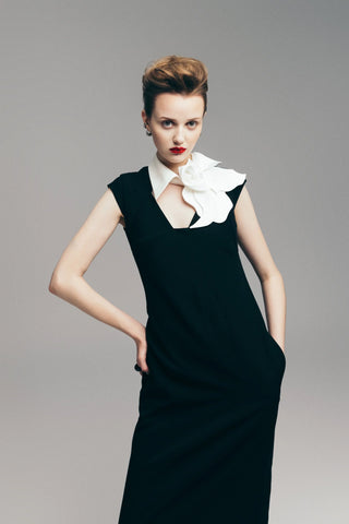 Rochie modernă tip sheath cu guler decorativ – Negru
