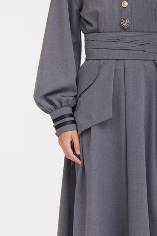 Rochie midi în A cu guler dublu și centură lată – gri