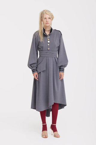 Rochie midi în A cu guler dublu și centură lată – gri