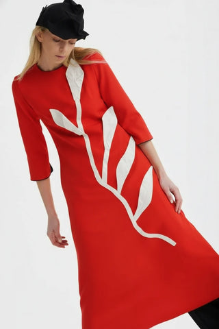 Rochie semi-cambrată cu mâneci trei sferturi, inspirată din artă — roșu