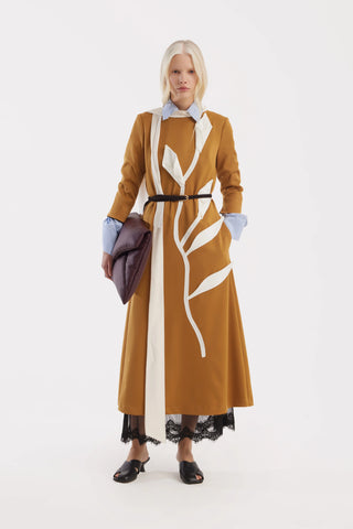 Rochie semi-cambrată cu mâneci trei sferturi, inspirată din artă — muștar