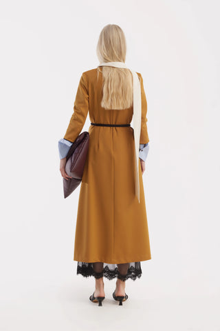 Rochie semi-cambrată cu mâneci trei sferturi, inspirată din artă — muștar