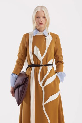 Rochie semi-cambrată cu mâneci trei sferturi, inspirată din artă — muștar