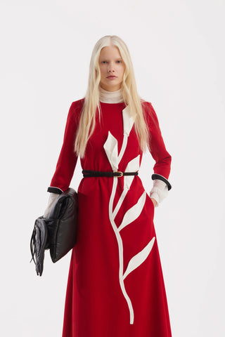 Rochie semi-cambrată cu mâneci trei sferturi, inspirată din artă — roșu