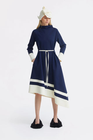 Асимметричное миди-платье с поясом и длинными рукавами - тёмно-синий/айвори