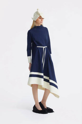 Асимметричное миди-платье с поясом и длинными рукавами - тёмно-синий/айвори