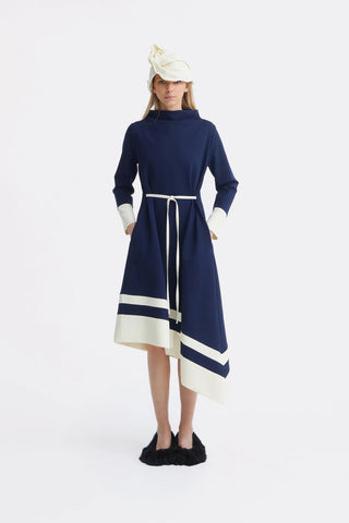 Асимметричное миди-платье с поясом и длинными рукавами - тёмно-синий/айвори