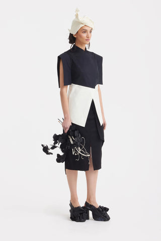 Асимметричный топ в технике colour block - чёрный и белый