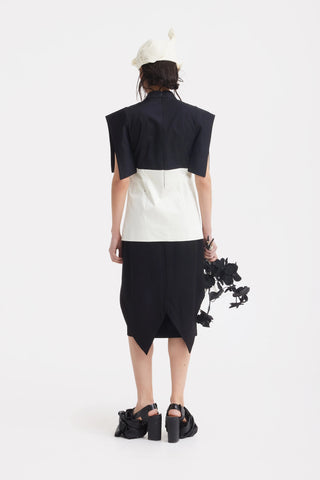 Асимметричный топ в технике colour block - чёрный и белый