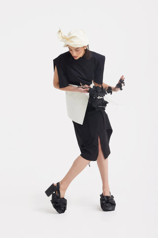 Асимметричный топ в технике colour block - чёрный и белый