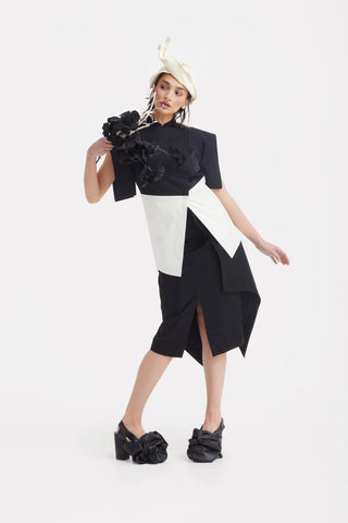 Асимметричный топ в технике colour block - чёрный и белый