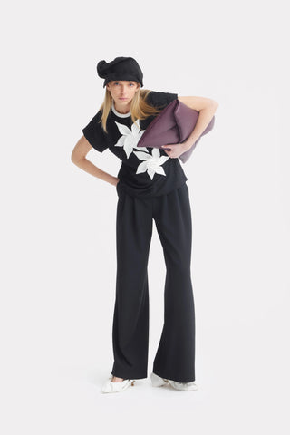 Top negru cu mâneci scurte și detaliu floral