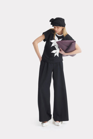 Top negru cu mâneci scurte și detaliu floral