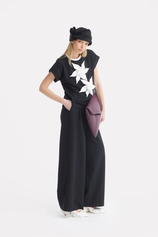 Top negru cu mâneci scurte și detaliu floral