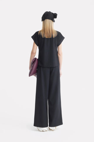 Top negru cu mâneci scurte și detaliu floral