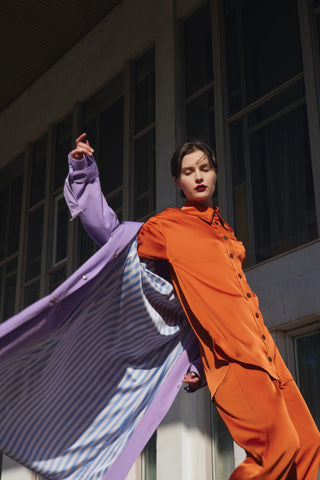 Set chic din două piese cu cămașă și pantaloni din satin – portocaliu