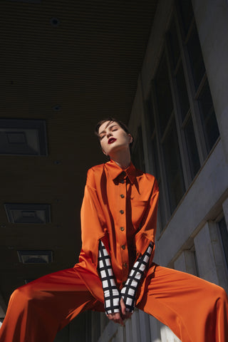 Set chic din două piese cu cămașă și pantaloni din satin – portocaliu