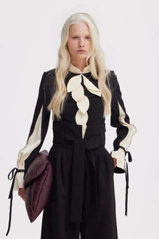 Elegant Fitted Blouse – Black