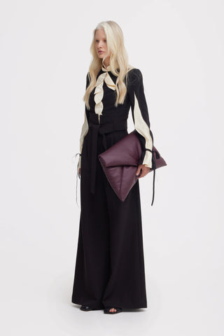 Elegant Fitted Blouse – Black