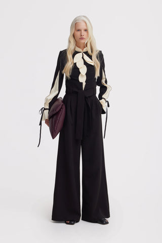 Elegant Fitted Blouse – Black