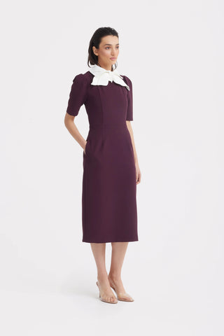 Rochie midi cu guler-fundă contrastant — bordo cu ivoire