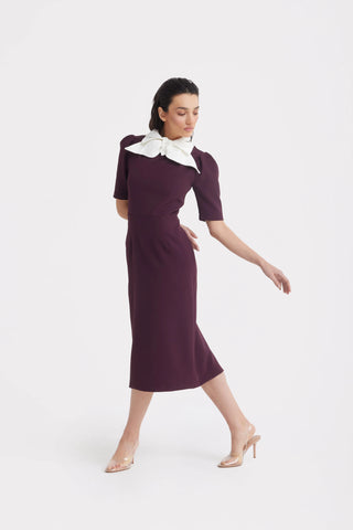 Rochie midi cu guler-fundă contrastant — bordo cu ivoire