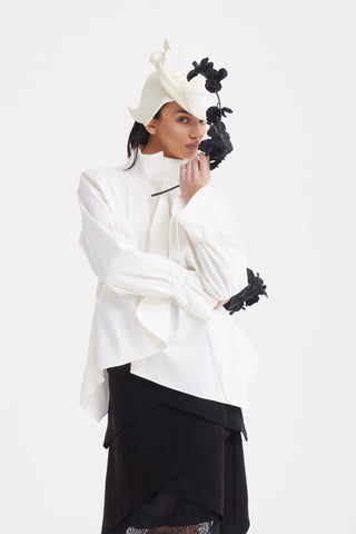 Bluză din bumbac cu guler înalt și detaliu drapat - alb