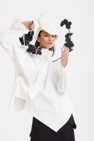 Bluză din bumbac cu guler înalt și detaliu drapat - alb