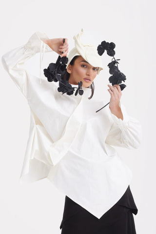 Bluză din bumbac cu guler înalt și detaliu drapat - alb