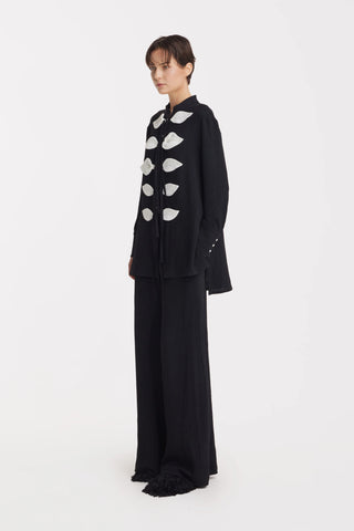 Set coordonat cu bluză ușoară texturată și pantaloni largi – negru