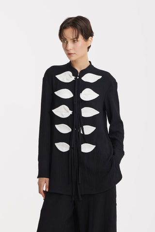 Set coordonat cu bluză ușoară texturată și pantaloni largi – negru