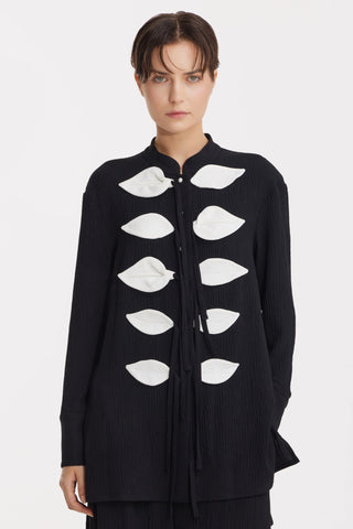 Set coordonat cu bluză ușoară texturată și pantaloni largi – negru