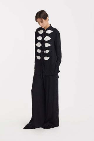Set coordonat cu bluză ușoară texturată și pantaloni largi – negru