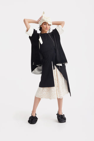 Fustă în Straturi cu Detalii din Dantelă Albă — Neagră