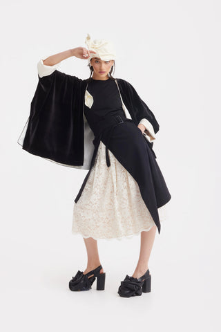 Fustă în Straturi cu Detalii din Dantelă Albă — Neagră