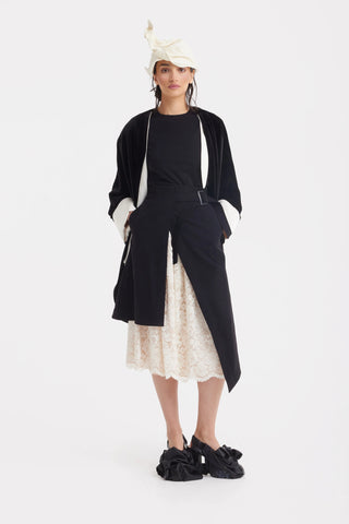 Fustă în Straturi cu Detalii din Dantelă Albă — Neagră