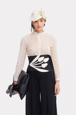 Романтичная прозрачная рубашка прямого кроя из кружева цвета экрю