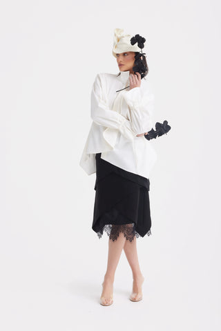 Bluză din bumbac cu guler înalt și detaliu drapat - alb