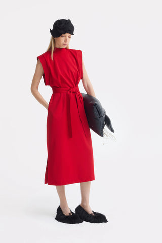 Стильное прямое платье с поясом — красное