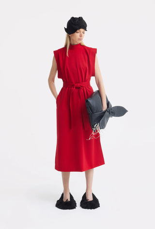 Стильное прямое платье с поясом — красное