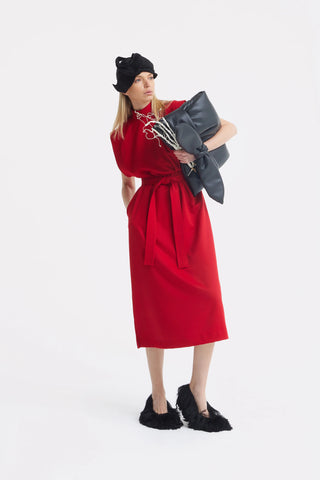 Стильное прямое платье с поясом — красное