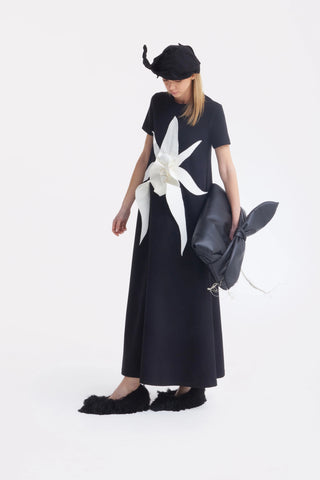 Rochie tricotată lungă până la gleznă cu detaliu floral — negru