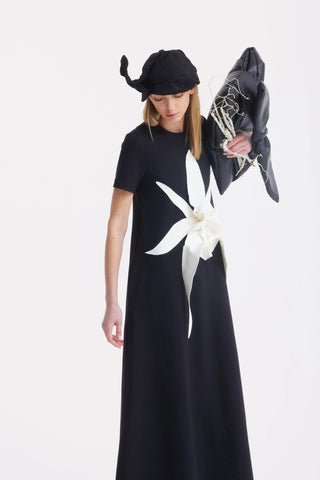 Rochie tricotată lungă până la gleznă cu detaliu floral — negru