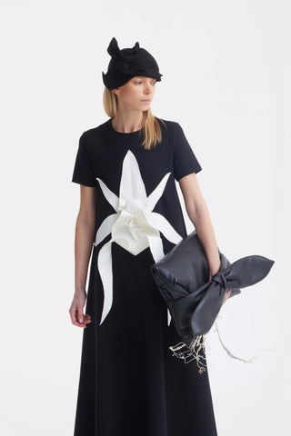 Rochie tricotată lungă până la gleznă cu detaliu floral — negru