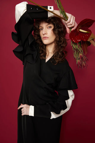 Архитектурное миди-платье с рифлёными рукавами — чёрно-молочное