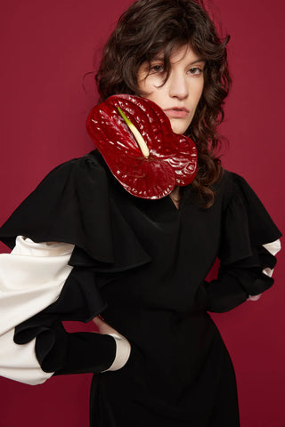 Архитектурное миди-платье с рифлёными рукавами — чёрно-молочное