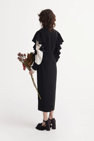 Архитектурное миди-платье с рифлёными рукавами — чёрно-молочное