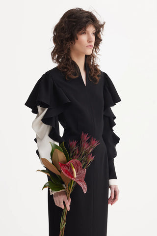 Архитектурное миди-платье с рифлёными рукавами — чёрно-молочное